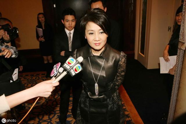孕妇体外移植后手指严重割伤幸运的是，她遇到了这位城市摆渡人
